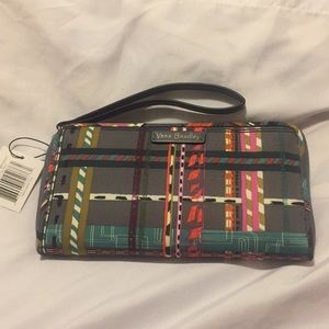 Beautiful Vera Bradley wristlet - NWT